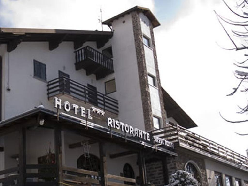 Hotel Ristorante Sassi Rossi Taceno Exterior photo